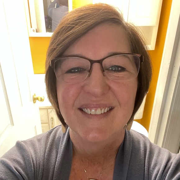 Meet your Posher, Laura - Picture 1 of 1